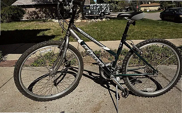 Specialized Crossroads Hybrid Bike 26in 17.5in 18-Speed Rim Brakes Kickstand